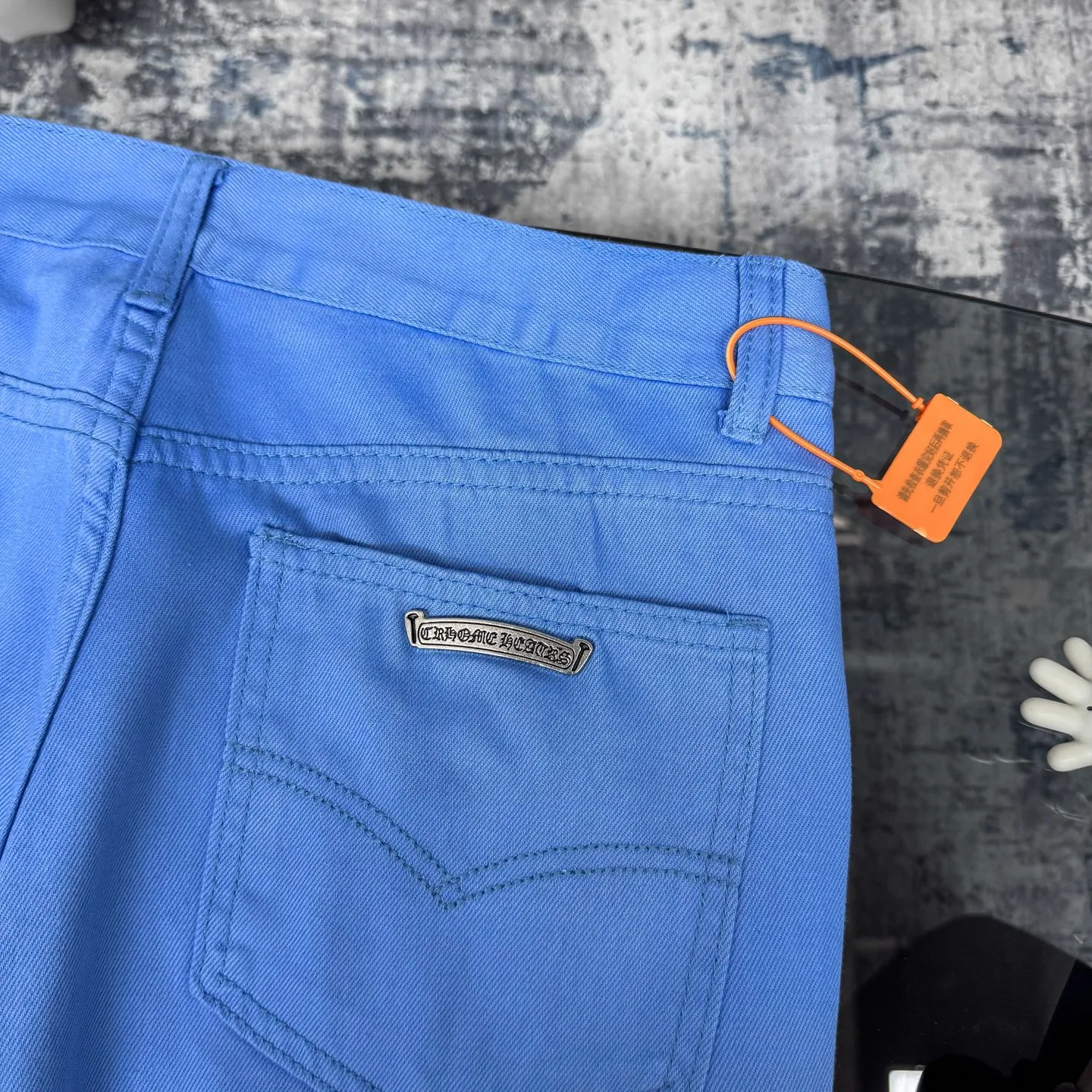 P270 Chrome hearts CH co-branded Drak Miami ice blue jeans exude uninhibited personality and unique charm. Every wear and tear is carefully designed to present a unique artistic feel. Made of imported denim fabric, which has undergone heavy industrial washing and destruction treatment, the trousers show a super cool effect on the upper body, allowing you to dominate the fashion stage.  This is more than just a pair of jeans, it is an expression of attitude. With its unique design concept and ultimate pursuit of details, Croxin breaks traditional boundaries and defines the jeans trend in the new era. The trousers are made of double-layer woven fabric with customized hardware. Special Italian cowhide is printed and cut. Custom-made sheepskin three-layer thick-line leather. The whole body is spliced ​​in heavy water washing. Craftsmen hand-splash ink. You can see the details. Three-dimensional cutting version. Loose and comfortable, not flattering to the body. Makes taller and slimmer. Seiko factory. Original quality control. Same style for men and women. Can be matched with couples. Versatile recommendation. Must-have jeans for all seasons. Color: ice blue. Size: 28-30-32-34.